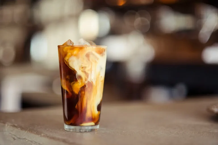 Kawa na zimno przed treningiem – kiedy pić?