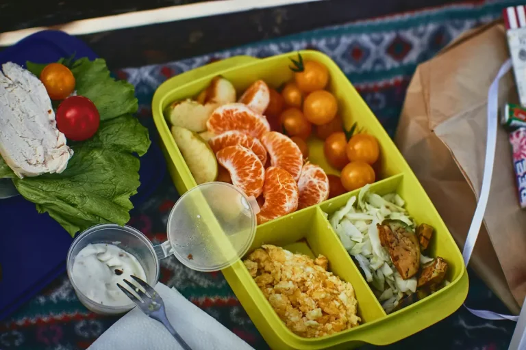 Zdrowe przekąski do pracy i szkoły – co jeść zamiast fast foodu?