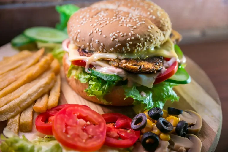 Wpływ fast foodów na nasze samopoczucie – jak często można je jeść?
